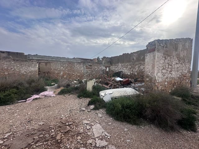 Ruin til salg i Alicante by - € 120.000 (Ref: 9438270)
