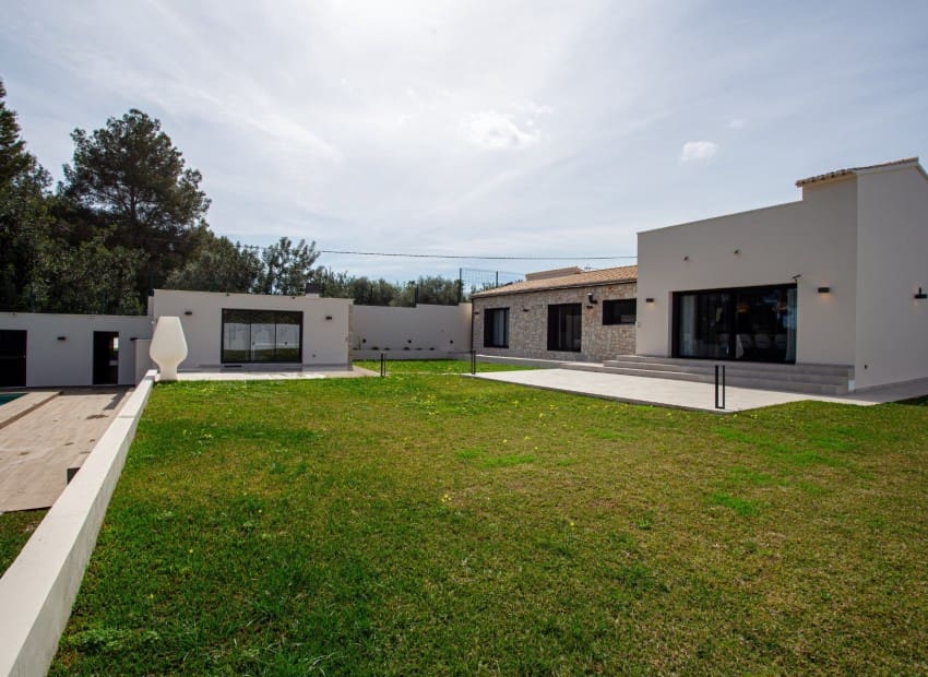 3 bedroom Villa for sale in Denia with pool garage - € 1,595,000 (Ref: 10021169)