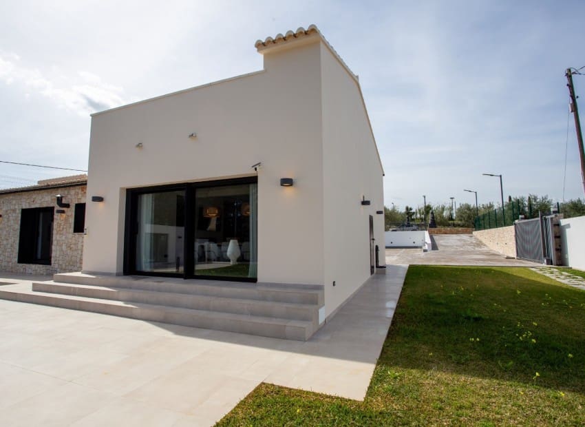 3 bedroom Villa for sale in Denia with pool garage - € 1,595,000 (Ref: 10021169)