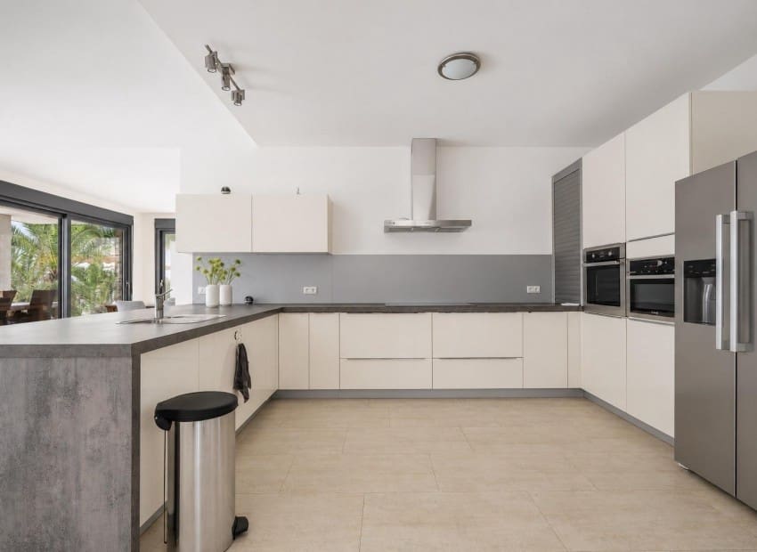 5 bedroom Villa for sale in El Carmoli with pool garage - € 1,000,000 (Ref: 10042203)