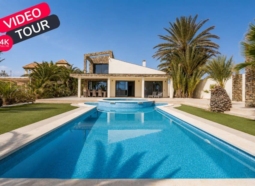 5 bedroom Villa for sale in El Carmoli with pool garage - € 1,000,000 (Ref: 10042203)
