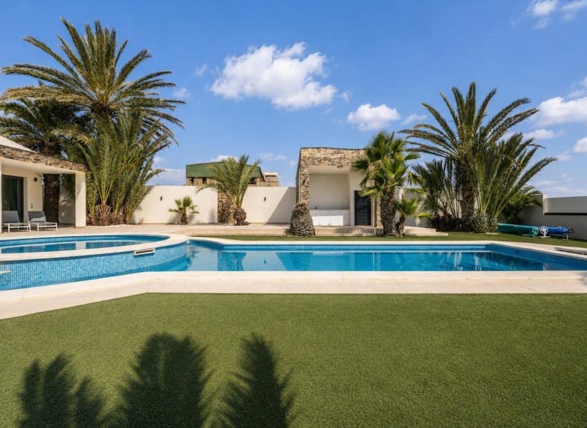 5 bedroom Villa for sale in El Carmoli with pool garage - € 1,000,000 (Ref: 10042203)