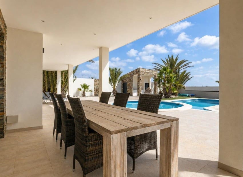 5 bedroom Villa for sale in El Carmoli with pool garage - € 1,000,000 (Ref: 10042203)