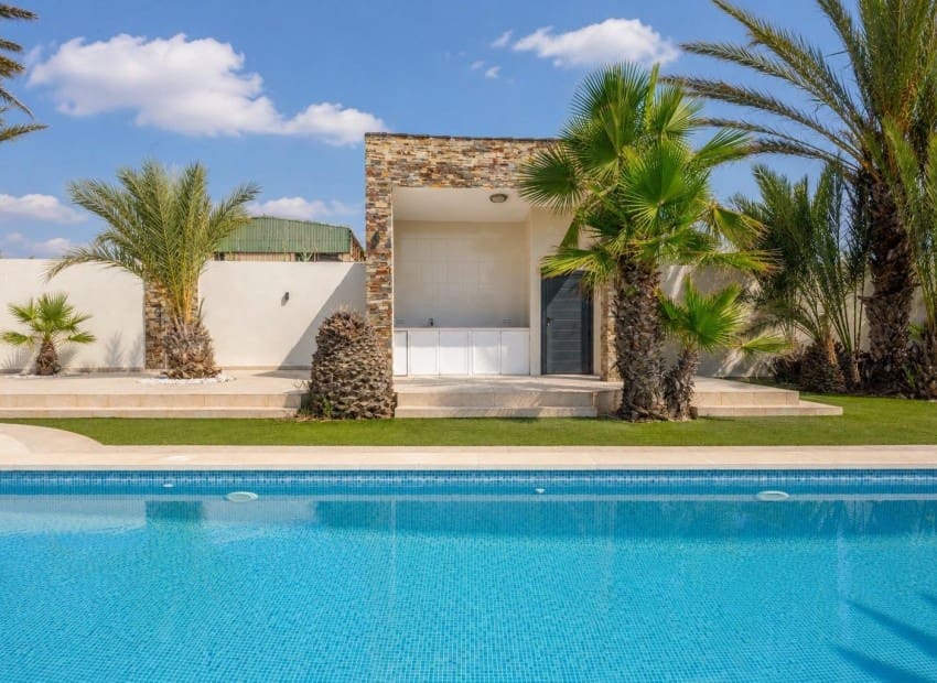 5 bedroom Villa for sale in El Carmoli with pool garage - € 1,000,000 (Ref: 10042203)