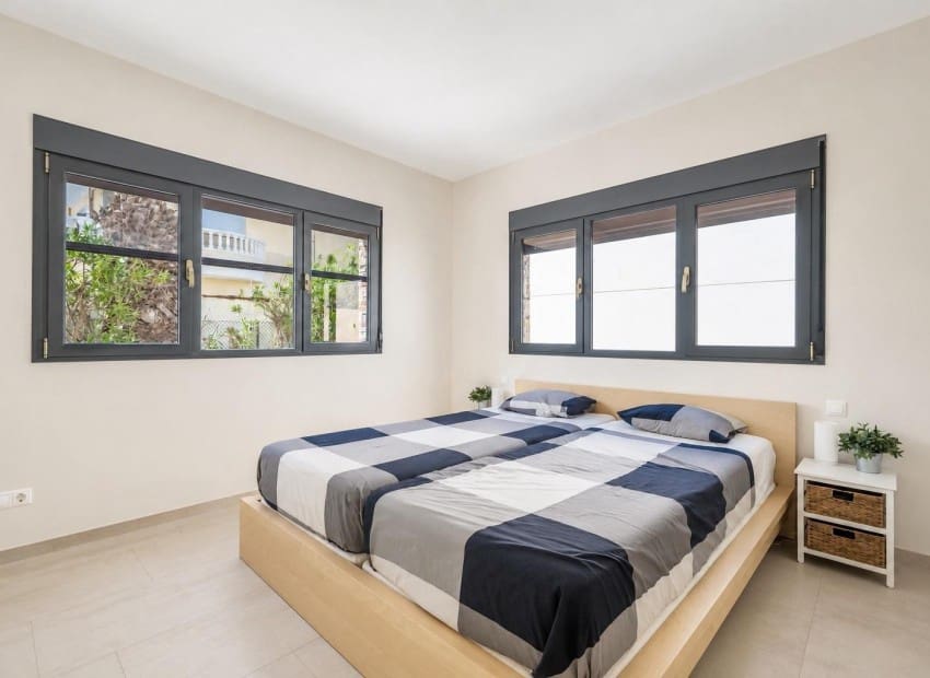 5 bedroom Villa for sale in El Carmoli with pool garage - € 1,000,000 (Ref: 10042203)