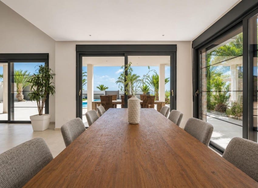 5 bedroom Villa for sale in El Carmoli with pool garage - € 1,000,000 (Ref: 10042203)