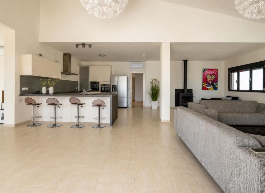 5 bedroom Villa for sale in El Carmoli with pool garage - € 1,000,000 (Ref: 10042203)