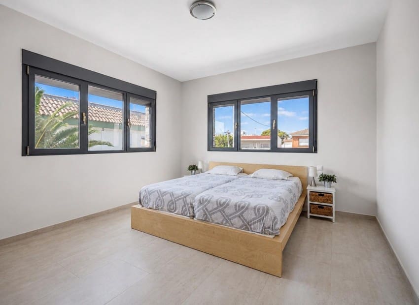 5 bedroom Villa for sale in El Carmoli with pool garage - € 1,000,000 (Ref: 10042203)