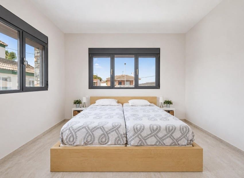 5 bedroom Villa for sale in El Carmoli with pool garage - € 1,000,000 (Ref: 10042203)