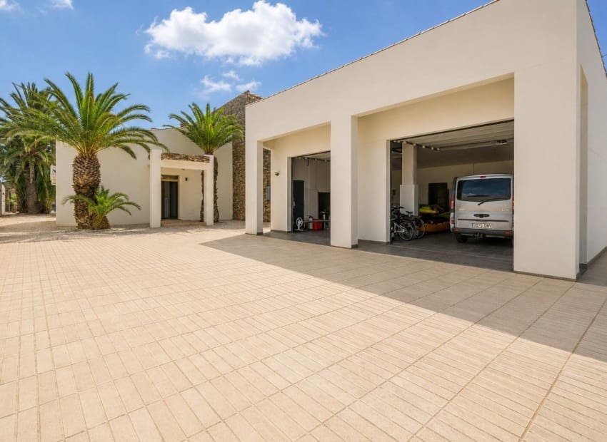 5 bedroom Villa for sale in El Carmoli with pool garage - € 1,000,000 (Ref: 10042203)