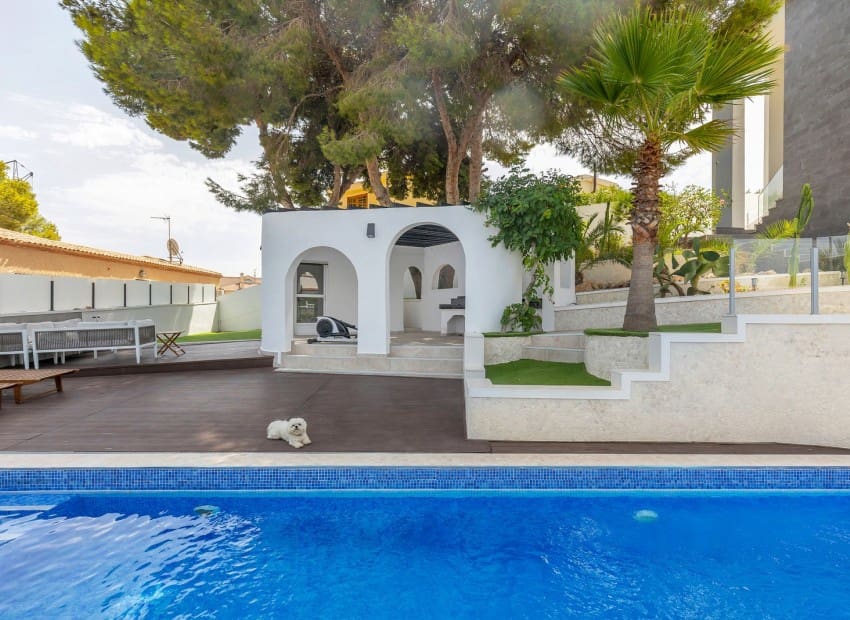 5 Zimmer Villa zu verkaufen in Los Balcones mit Pool Garage - 849.000 € (Ref: 10057579)
