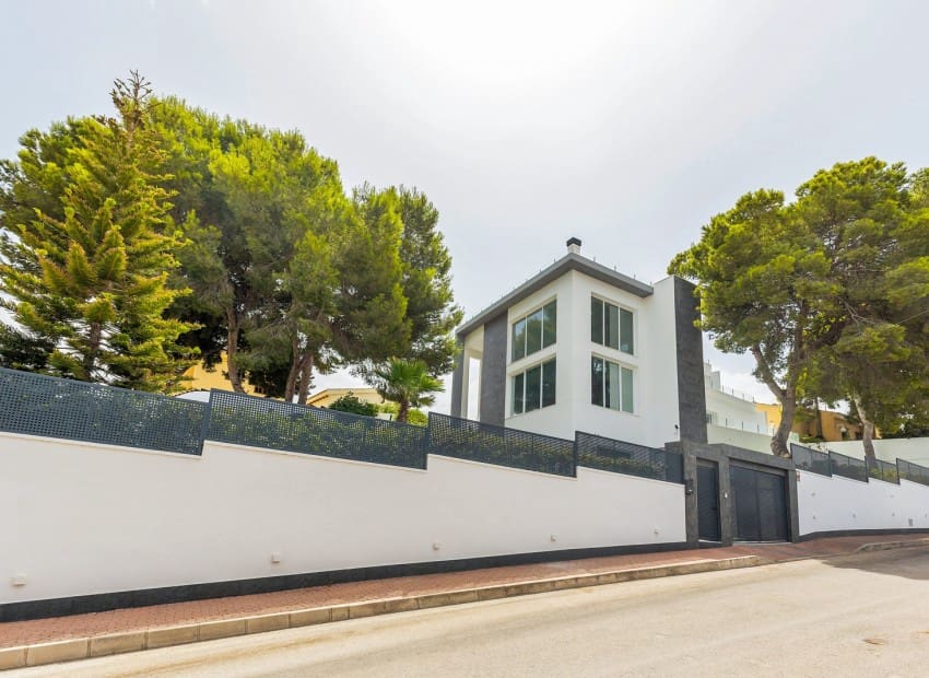 5 Zimmer Villa zu verkaufen in Los Balcones mit Pool Garage - 849.000 € (Ref: 10057579)
