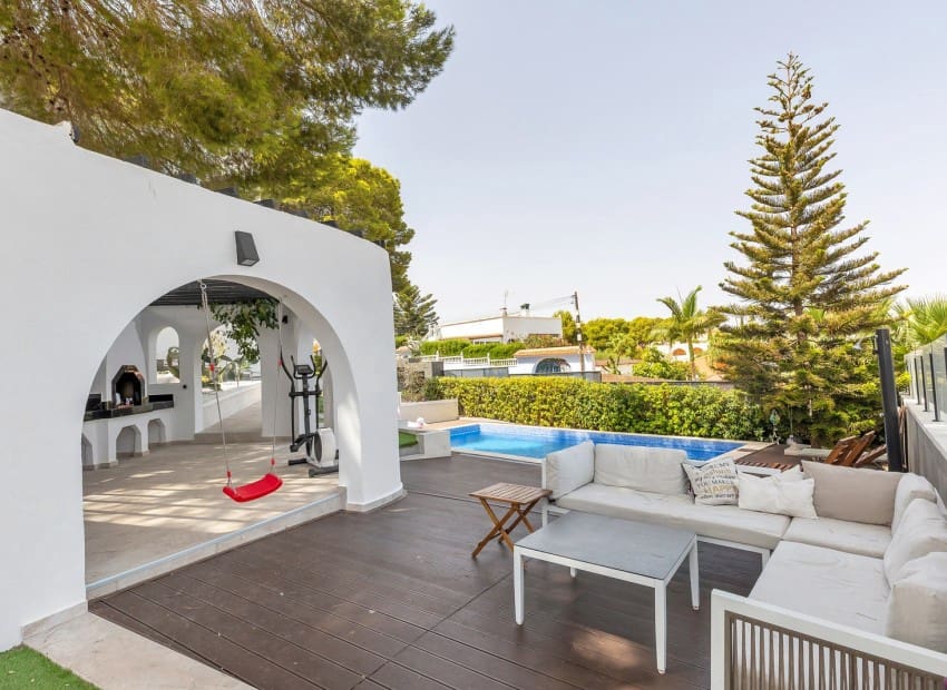 5 Zimmer Villa zu verkaufen in Los Balcones mit Pool Garage - 849.000 € (Ref: 10057579)