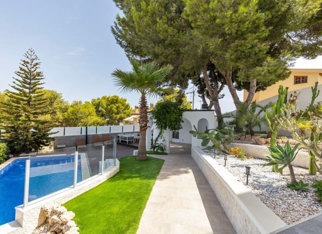 5 Zimmer Villa zu verkaufen in Los Balcones mit Pool Garage - 849.000 € (Ref: 10057579)