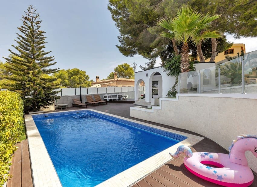 5 Zimmer Villa zu verkaufen in Los Balcones mit Pool Garage - 849.000 € (Ref: 10057579)