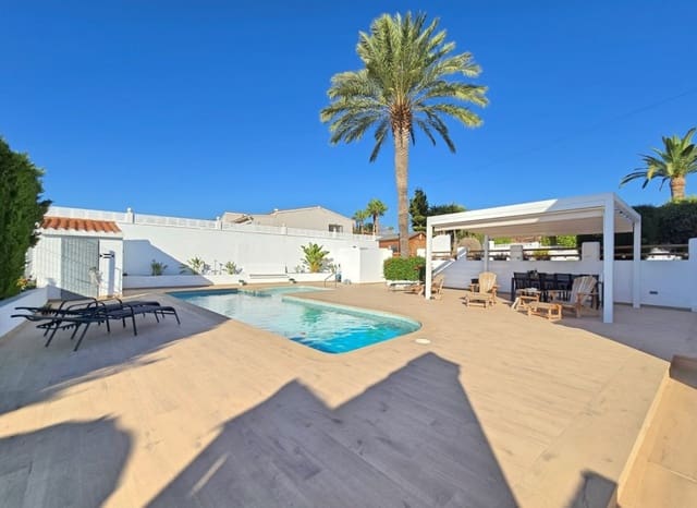 Chalet de 4 habitaciones en Pueblo - Urbanizaciones, Alfaz del Pi / L'Alfàs del Pi en venta con piscina garaje - 875.000 € (Ref: 10104272)