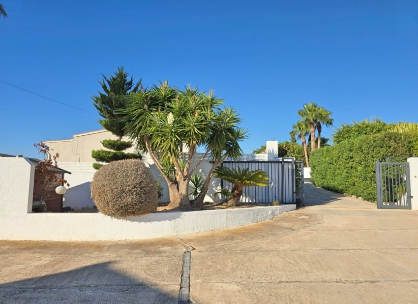 Chalet de 4 habitaciones en Alfaz del Pi / L'Alfàs del Pi en venta con piscina garaje - 875.000 € (Ref: 10104272)