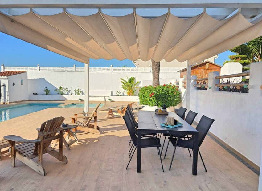 Chalet de 4 habitaciones en Alfaz del Pi / L'Alfàs del Pi en venta con piscina garaje - 875.000 € (Ref: 10104272)
