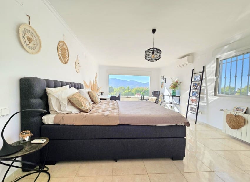 Chalet de 4 habitaciones en Alfaz del Pi / L'Alfàs del Pi en venta con piscina garaje - 875.000 € (Ref: 10104272)
