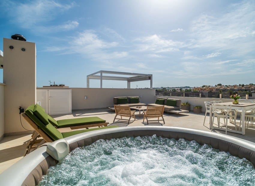 2 bedroom Penthouse for sale in Los Altos with pool garage - € 349,900 (Ref: 10110390)