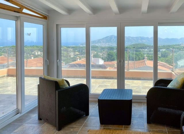 Chalet de 4 habitaciones en Escandinavia - Cautivador, Alfaz del Pi / L'Alfàs del Pi en venta con piscina garaje - 445.000 € (Ref: 10139950)