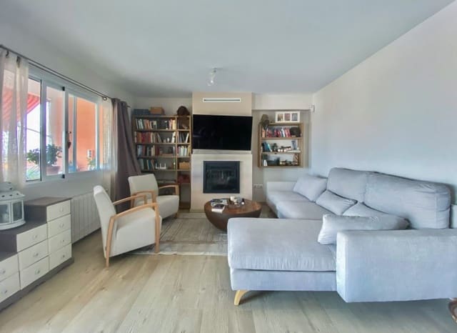 Chalet de 4 habitaciones en Escandinavia - Cautivador, Alfaz del Pi / L'Alfàs del Pi en venta con piscina garaje - 445.000 € (Ref: 10139950)
