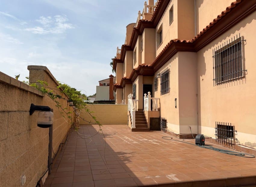 3 soveværelse Semi-Rækkehus til salg i Alfaz del Pi / L'Alfas del Pi med swimmingpool garage - € 575.000 (Ref: 10140295)