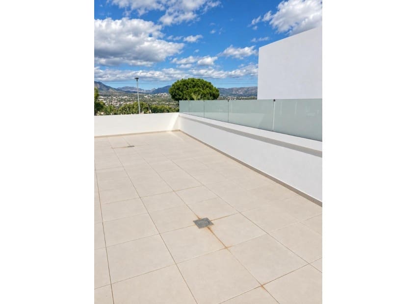 5 bedroom Villa for sale in Albir with pool garage - € 840,000 (Ref: 10150543)