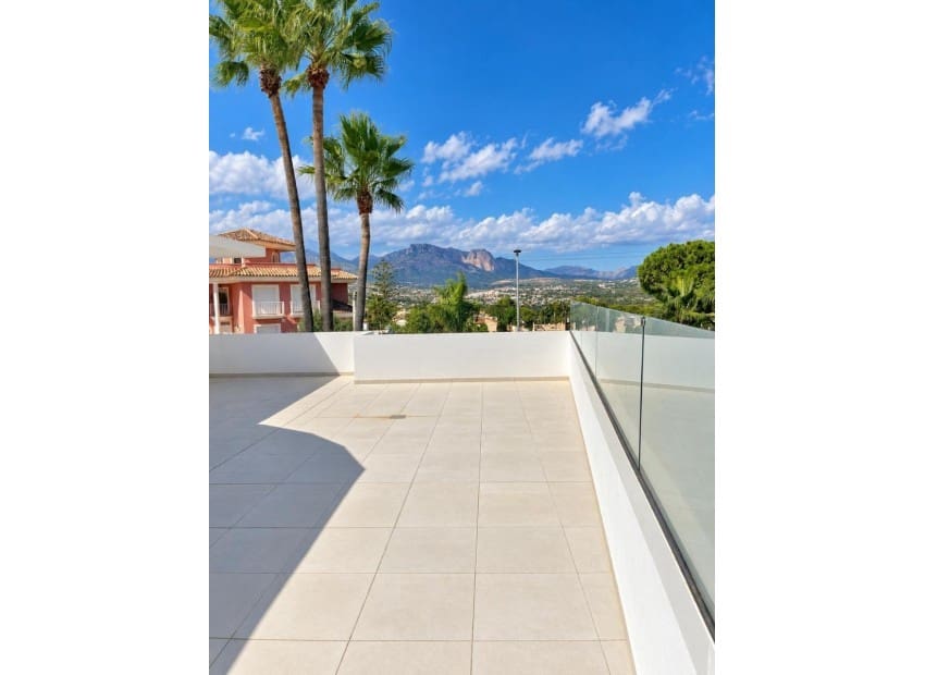5 bedroom Villa for sale in Albir with pool garage - € 840,000 (Ref: 10150543)
