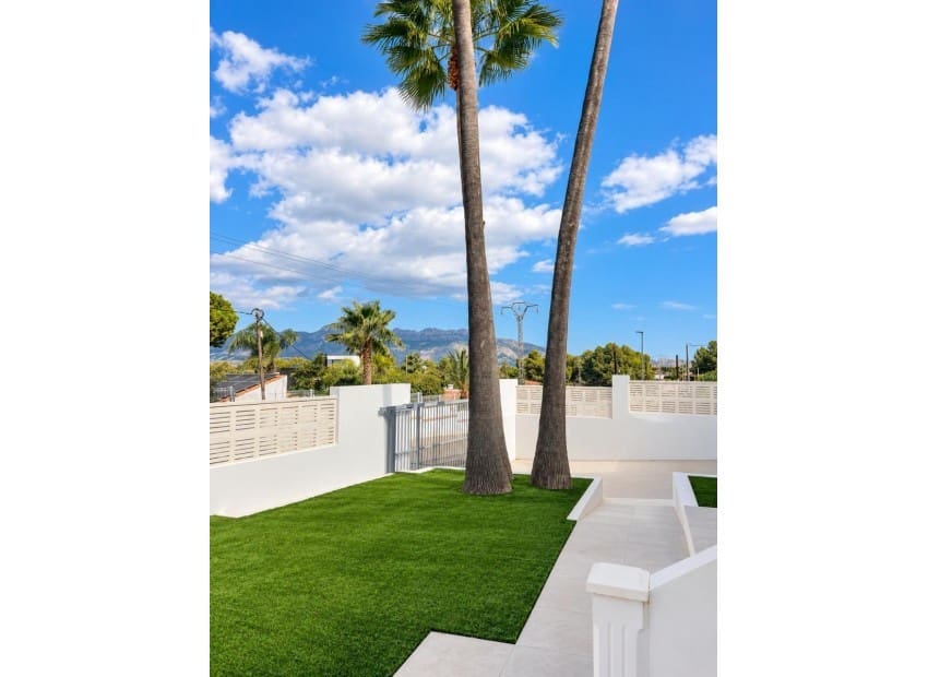 5 bedroom Villa for sale in Albir with pool garage - € 840,000 (Ref: 10150543)