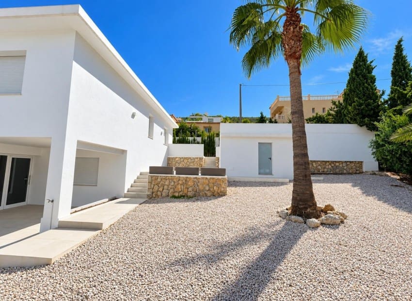 5 bedroom Villa for sale in Albir with pool garage - € 840,000 (Ref: 10150543)