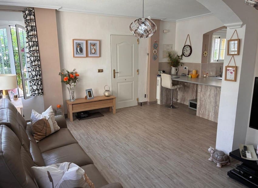 2 soverom Kjedet enebolig til salgs i Orihuela Costa med svømmebasseng garasje - € 269 000 (Ref: 10169160)
