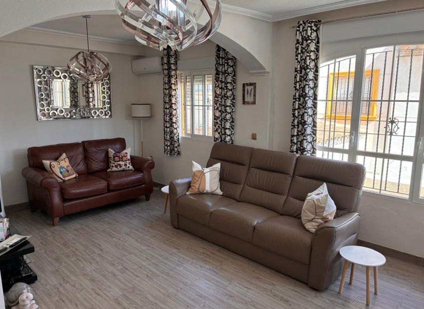 2 soverom Kjedet enebolig til salgs i Orihuela Costa med svømmebasseng garasje - € 269 000 (Ref: 10169160)