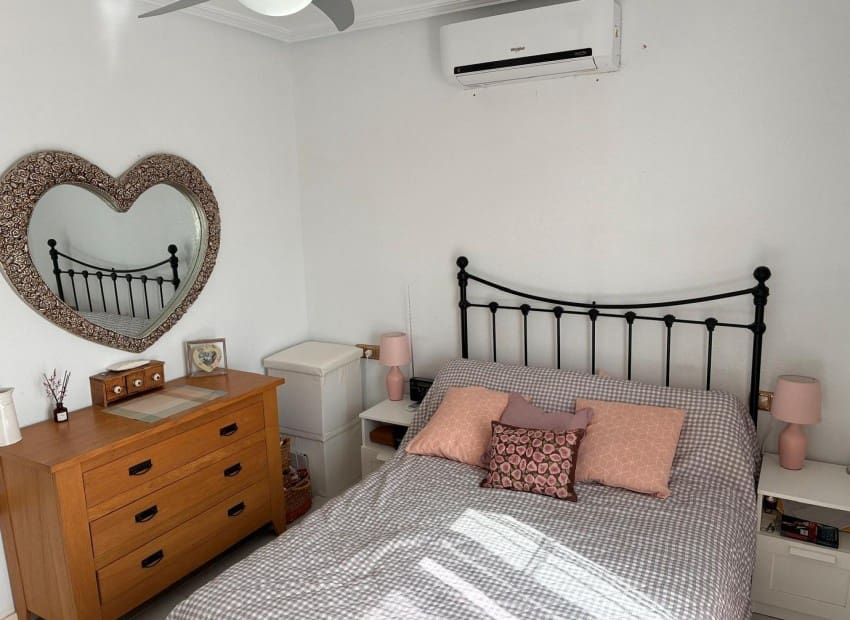 2 soverom Kjedet enebolig til salgs i Orihuela Costa med svømmebasseng garasje - € 269 000 (Ref: 10169160)