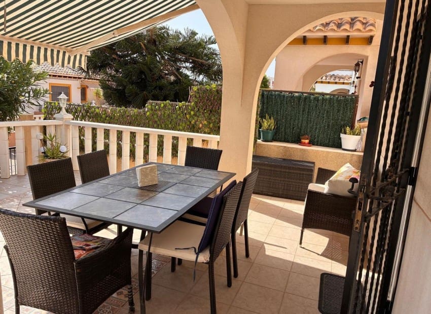 2 soverom Kjedet enebolig til salgs i Orihuela Costa med svømmebasseng garasje - € 269 000 (Ref: 10169160)