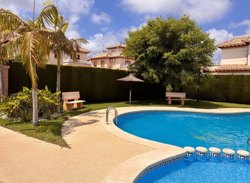 2 soverom Kjedet enebolig til salgs i Orihuela Costa med svømmebasseng garasje - € 269 000 (Ref: 10169160)