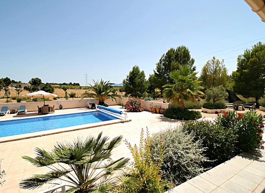 4 soveværelse Villa til salg i Onil med swimmingpool - € 485.000 (Ref: 7037647)