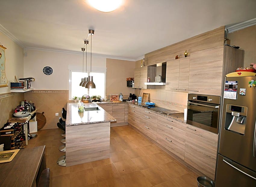 4 soveværelse Villa til salg i Onil med swimmingpool - € 485.000 (Ref: 7037647)