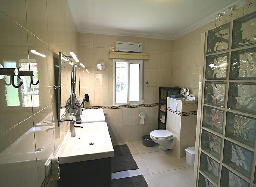 4 soveværelse Villa til salg i Onil med swimmingpool - € 485.000 (Ref: 7037647)