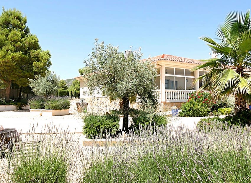 4 soveværelse Villa til salg i Onil med swimmingpool - € 485.000 (Ref: 7037647)