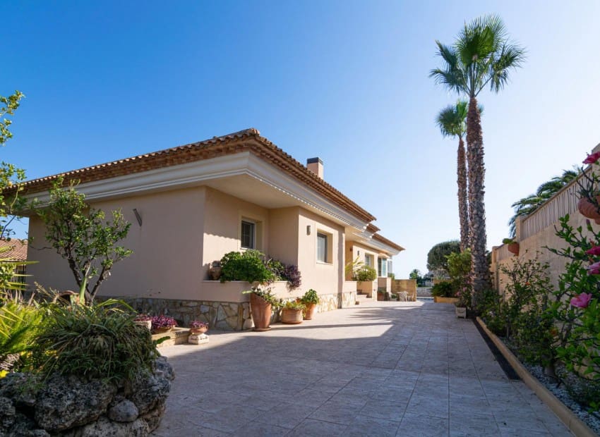 5 bedroom Villa for sale in La Nucia with pool - € 800,000 (Ref: 7552272)
