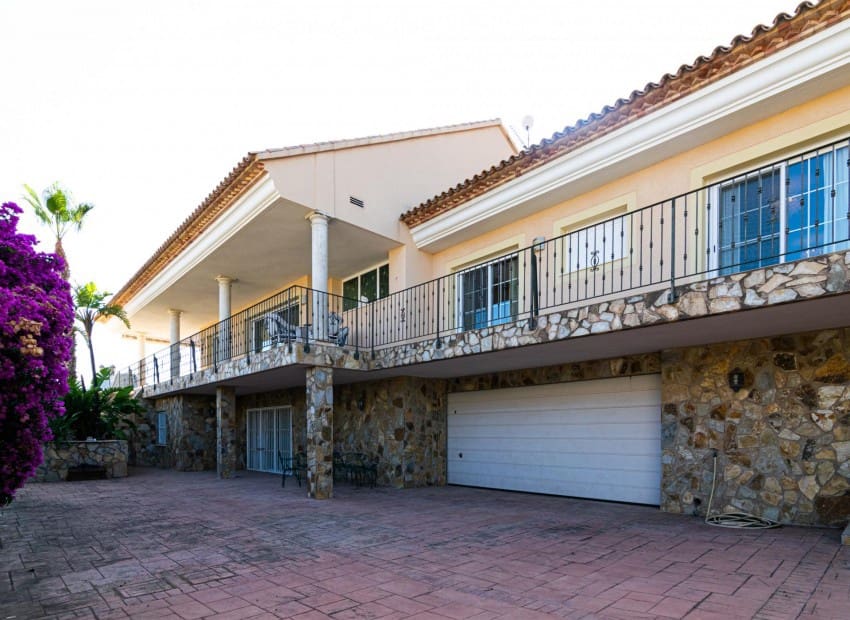 5 bedroom Villa for sale in La Nucia with pool - € 800,000 (Ref: 7552272)