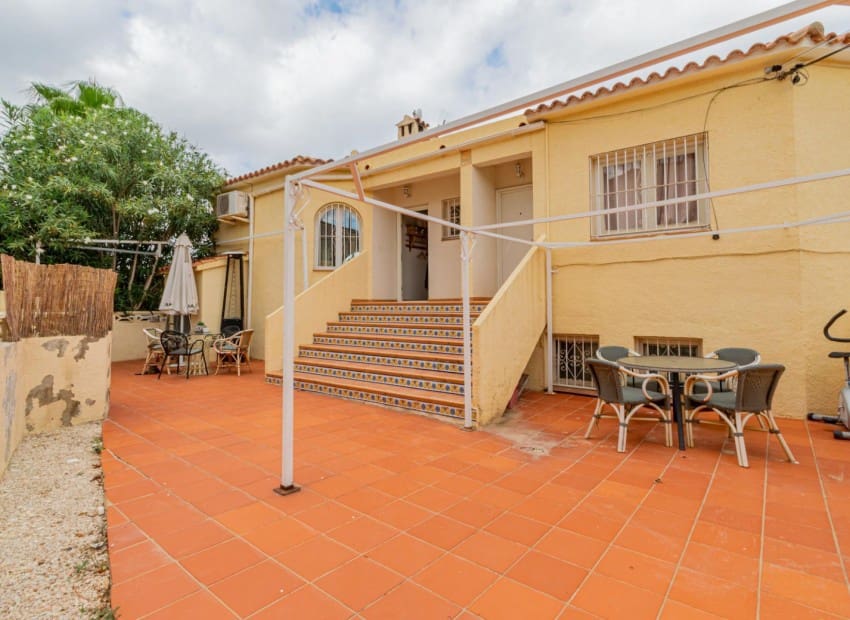 3 bedroom Villa for sale in La Nucia with pool - € 395,000 (Ref: 7555848)