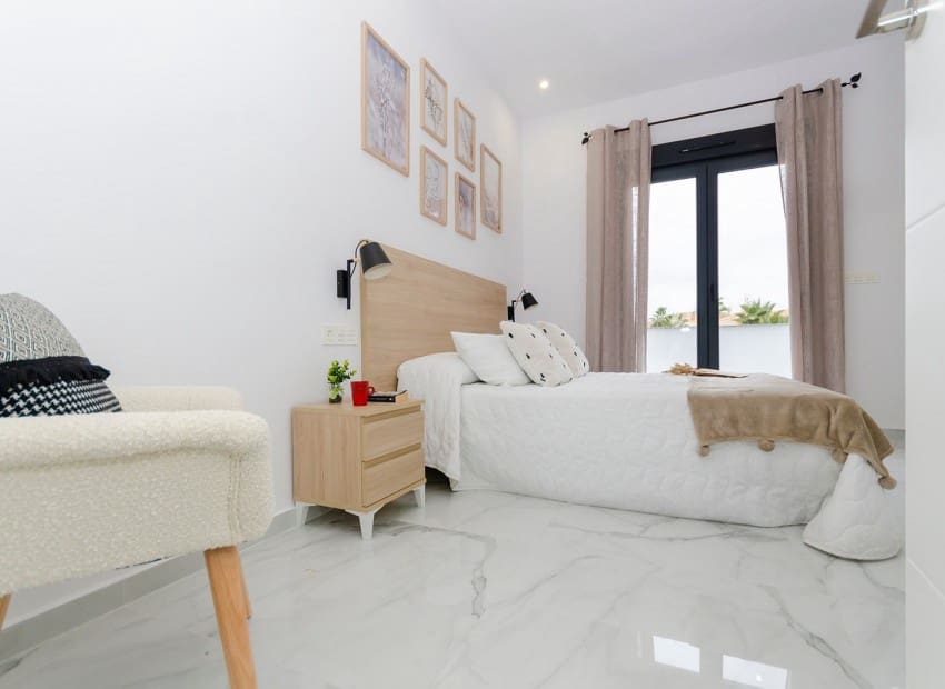 3 slaapkamer Villa te koop in Torrevieja met zwembad - € 409.000 (Ref: 8825666)