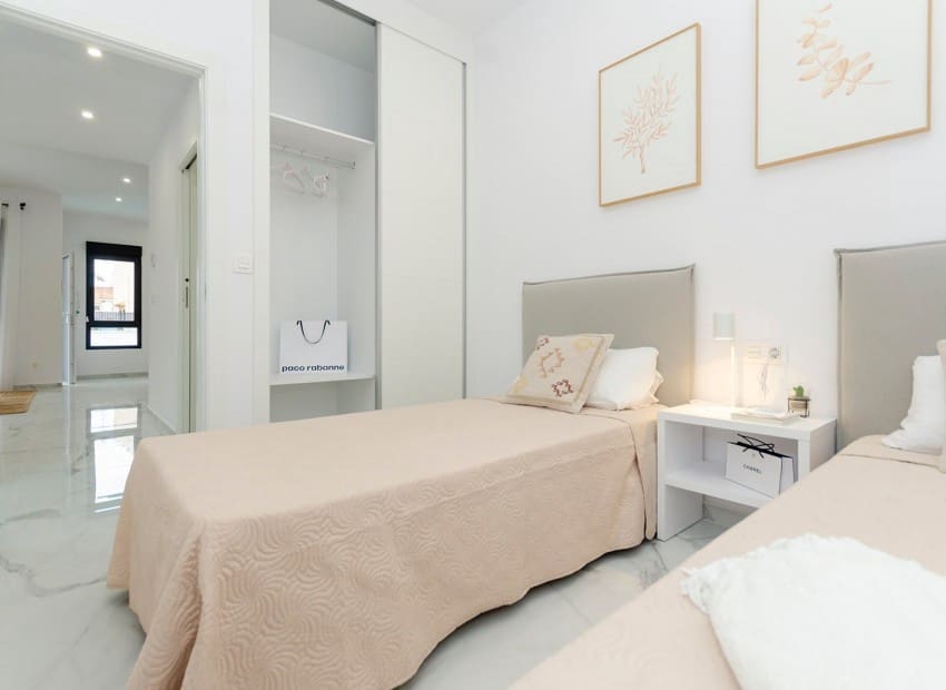 3 slaapkamer Villa te koop in Torrevieja met zwembad - € 409.000 (Ref: 8825666)