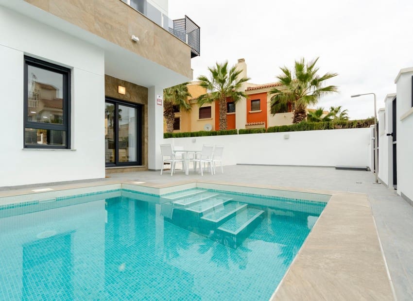 3 slaapkamer Villa te koop in Torrevieja met zwembad - € 409.000 (Ref: 8825666)