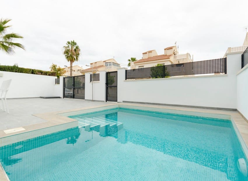 3 slaapkamer Villa te koop in Torrevieja met zwembad - € 409.000 (Ref: 8825666)