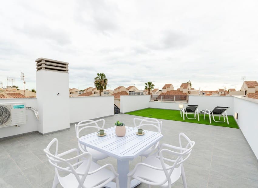 3 slaapkamer Villa te koop in Torrevieja met zwembad - € 409.000 (Ref: 8825666)