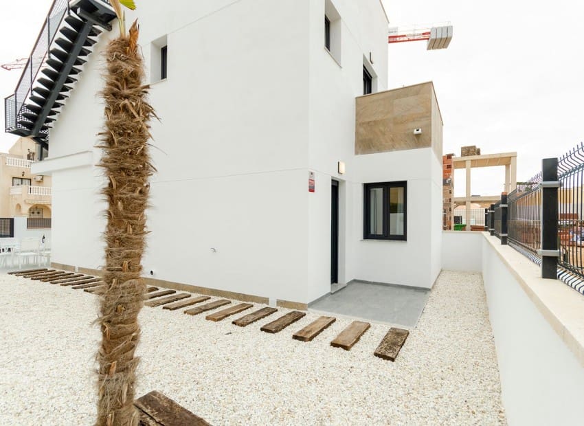 3 slaapkamer Villa te koop in Torrevieja met zwembad - € 409.000 (Ref: 8825666)