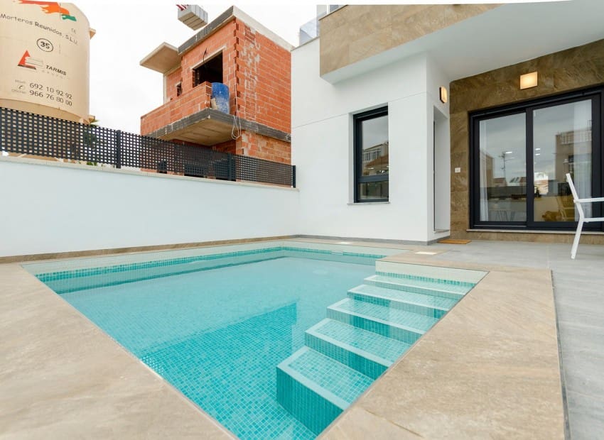 3 slaapkamer Villa te koop in Torrevieja met zwembad - € 409.000 (Ref: 8825666)